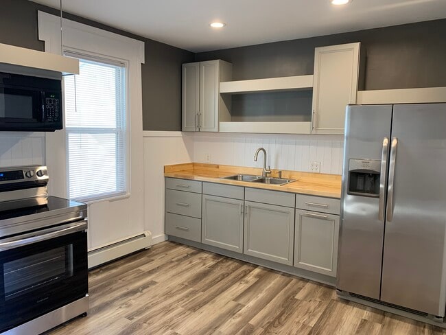 16 Bower St, Unit 2 bed First Floor in Bangor, ME - Building Photo - Building Photo
