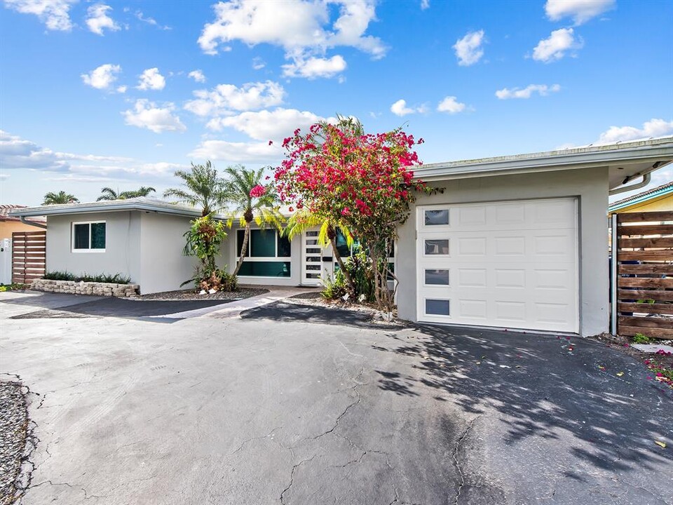 300 SE 10th St in Pompano Beach, FL - Foto de edificio