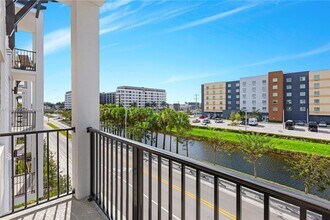 8001 NW 41st St in Doral, FL - Building Photo - Building Photo