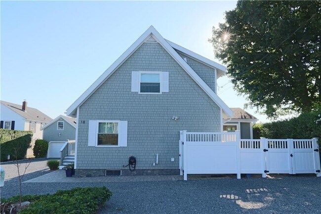 18 Warren Ave in Middletown, RI - Building Photo - Building Photo