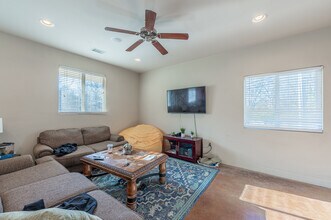 1030 Dr Martin Luther King Pky in Athens, GA - Foto de edificio - Building Photo