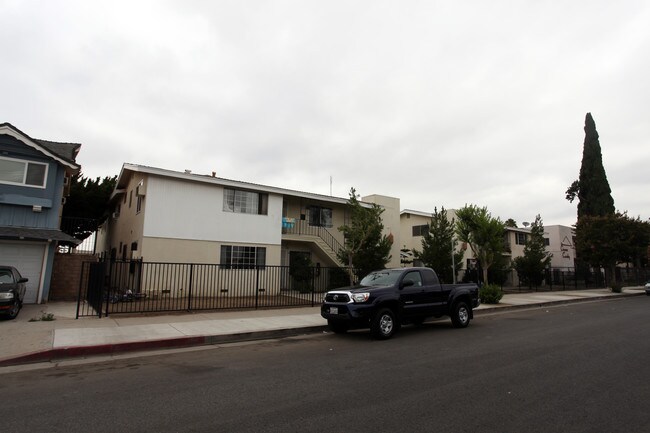 7505 Canby Ave in Reseda, CA - Building Photo - Building Photo