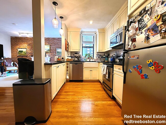 1038 Beacon St, Unit 2 in Brookline, MA - Building Photo - Building Photo