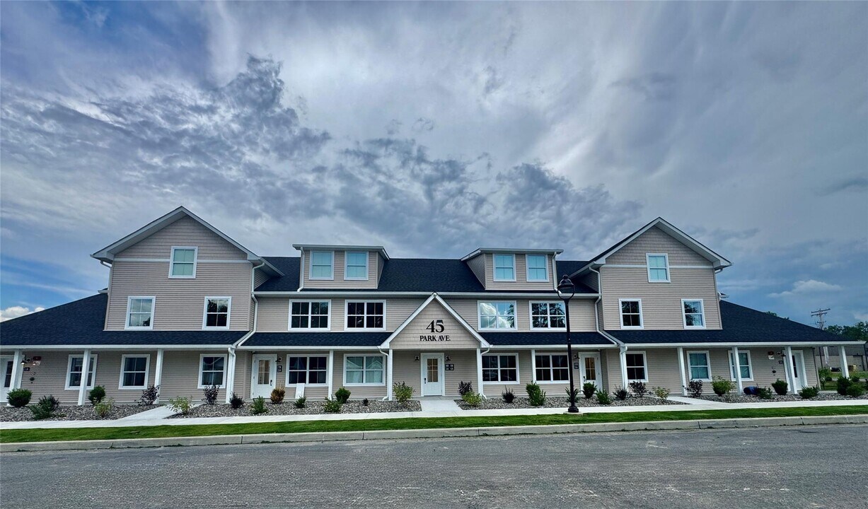 45 Park Ave in Wallkill, NY - Building Photo