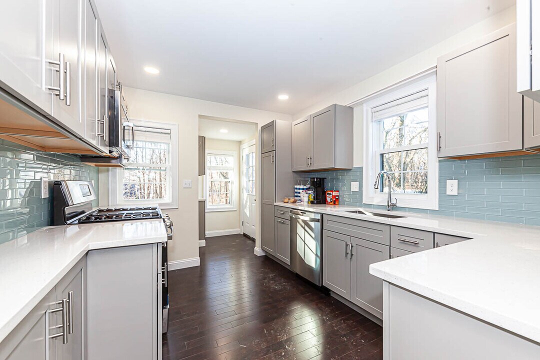 48 Caldwell Rd in Waltham, MA - Building Photo