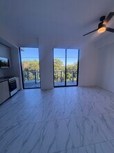 16051 W Dixie Hwy, Unit 622 in North Miami Beach, FL - Foto de edificio - Building Photo