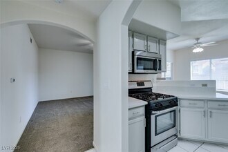 5525 W Flamingo Rd in Las Vegas, NV - Building Photo - Building Photo