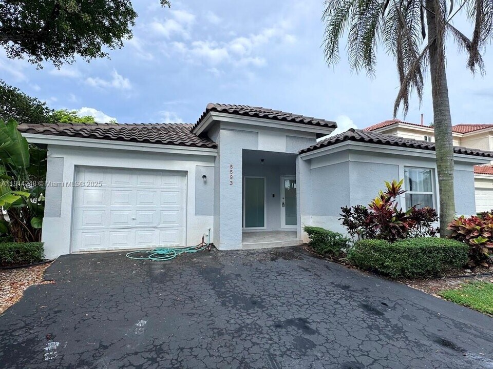 5593 NW 102nd Pl in Doral, FL - Building Photo