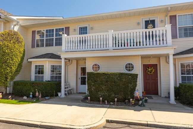 314 Flurry Ln in West Babylon, NY - Building Photo - Building Photo