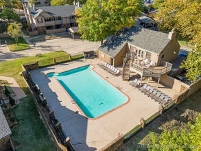 9107 S Urbana Ave, Unit 5F in Tulsa, OK - Foto de edificio - Building Photo