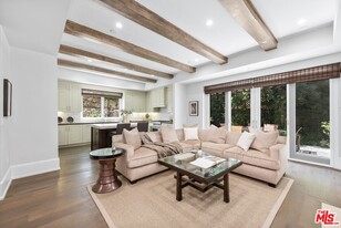 823 S Bundy Dr in Los Angeles, CA - Building Photo