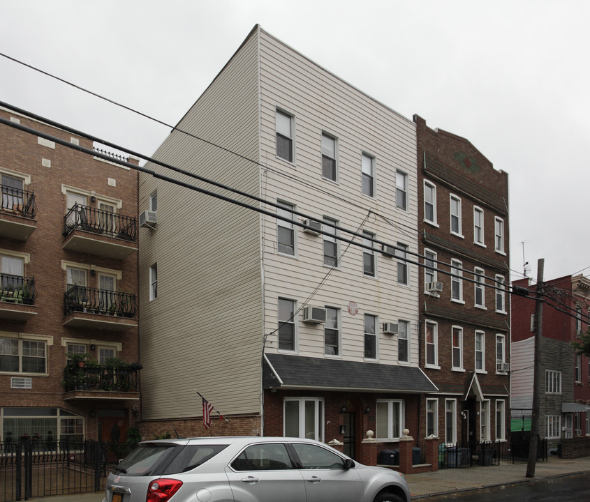 180 Frost St in Brooklyn, NY - Foto de edificio