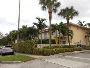 2088 NE 167th St-Unit -2-110 in North Miami Beach, FL - Building Photo - Building Photo