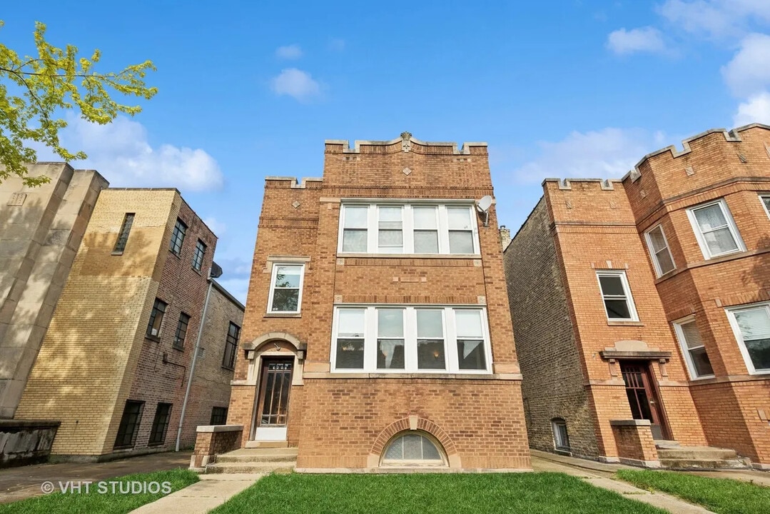 6208 N Artesian Ave, Unit 2 in Chicago, IL - Building Photo