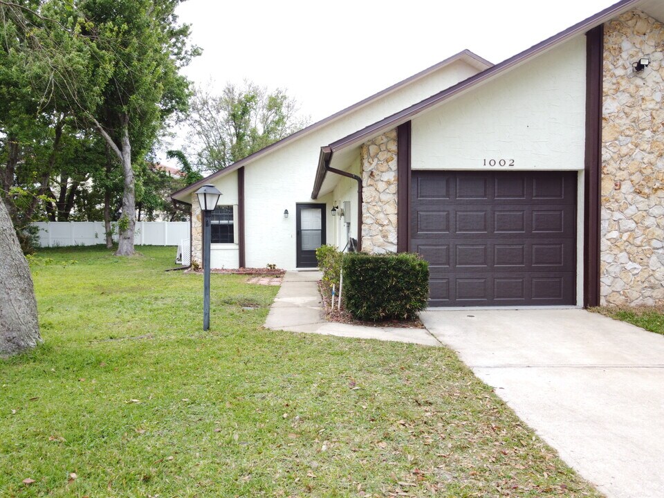 1002 Stonybrook Cir in Port Orange, FL - Building Photo