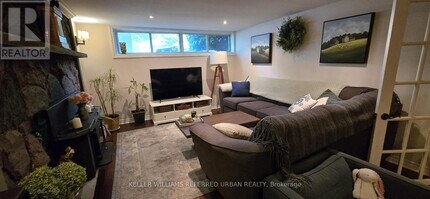 30 Collins Crescent in Aurora, ON - Building Photo - Building Photo