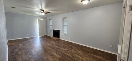 106 E Simonds Rd in Seagoville, TX - Foto de edificio - Building Photo