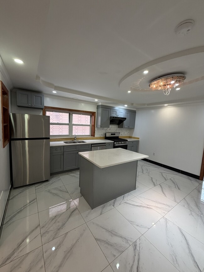 1318 Mace Ave, Unit 1 in Bronx, NY - Foto de edificio - Building Photo