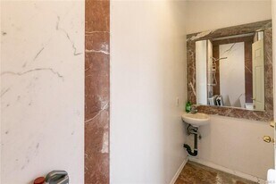 7935 Hazeltine Ave in Los Angeles, CA - Building Photo