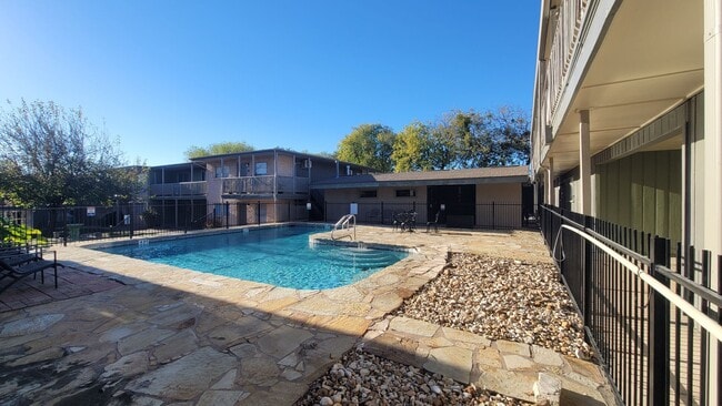 516 Gentleman Rd in Balcones Heights, TX - Building Photo - Building Photo