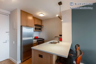 560 W 43rd St in New York, NY - Building Photo - Building Photo