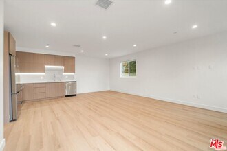 11025 Blix St in Los Angeles, CA - Building Photo - Building Photo