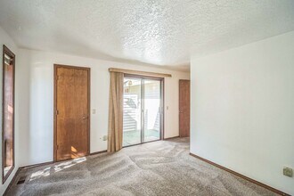 21665 SW Imperial Ct in Aloha, OR - Foto de edificio - Building Photo