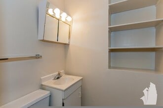 873 W Lill Ave, Unit B2 in Chicago, IL - Foto de edificio - Building Photo