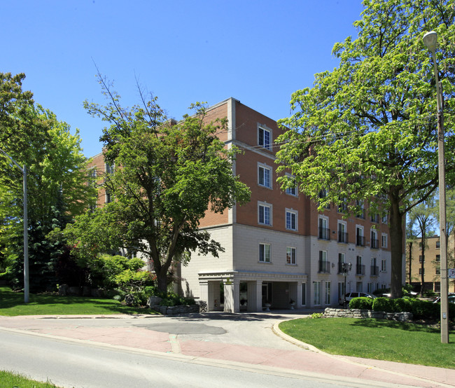 30 Anglesey Blvd in Toronto, ON - Building Photo - Primary Photo