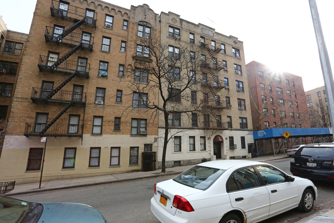 209-211 Bennett Ave in New York, NY - Building Photo