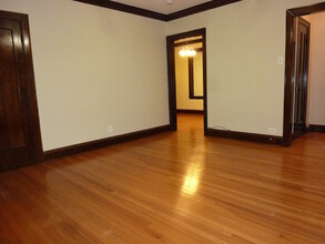 3542 N Meade Ave, Unit 2nd Floor in Chicago, IL - Building Photo - Building Photo