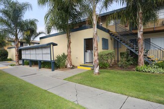 Villa Los Pinos in Whittier, CA - Foto de edificio - Building Photo