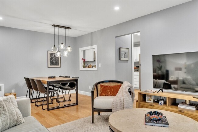 38 Juniper St, Unit 91 in Brookline, MA - Building Photo - Building Photo