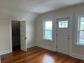 63 Raymond St, Unit #2 in Stratford, CT - Building Photo - Building Photo
