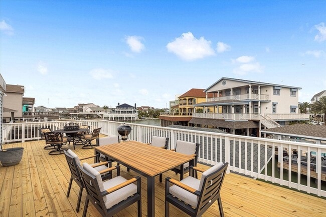 164 Bora Dr in Tiki Island, TX - Foto de edificio - Building Photo