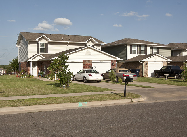 Capitol Square Villas in Oklahoma City, OK - Building Photo - Building Photo