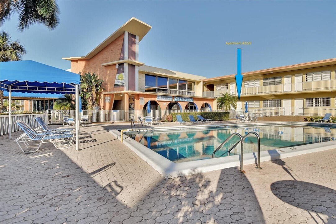 26 Diplomat Pkwy in Hallandale Beach, FL - Building Photo