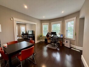 14 Olcott St, Unit 1 in Watertown, MA - Foto de edificio - Building Photo