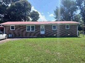 106 Franklin Dr S in Talladega, AL - Building Photo