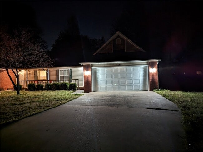 2082 E Farr Ln in Fayetteville, AR - Building Photo - Building Photo