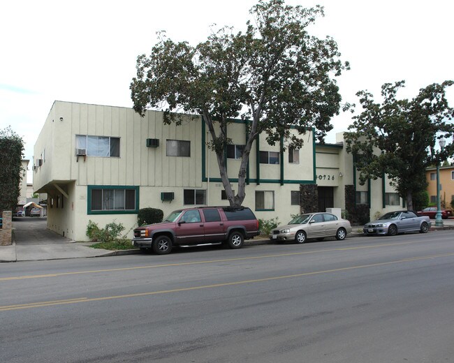 10726 Magnolia Blvd in North Hollywood, CA - Foto de edificio - Building Photo