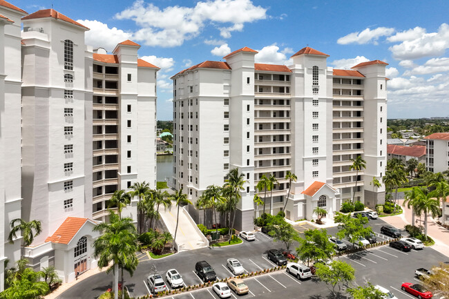 Regatta at Vanderbilt Beach in Naples, FL - Foto de edificio - Building Photo