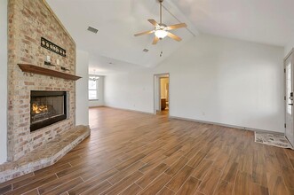 102 N Moore St in Caldwell, TX - Building Photo - Building Photo
