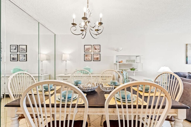 8815 Thomas Dr in Panama City Beach, FL - Building Photo - Building Photo