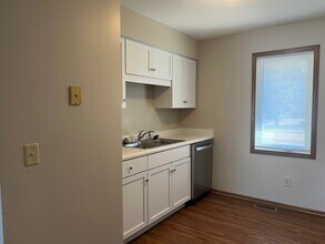 9613 Dennis Dr in Urbandale, IA - Building Photo - Building Photo