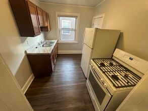 7008 Plainfield Rd in Cincinnati, OH - Building Photo - Building Photo