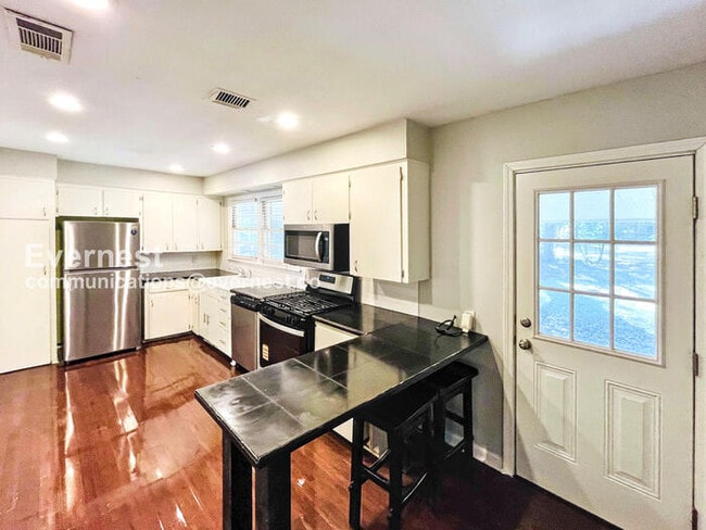 1521 Wilhurst St in Jackson, MS - Foto de edificio - Building Photo