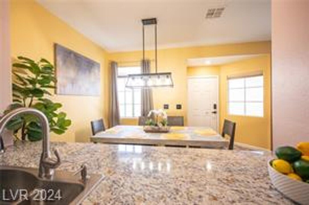 1317 Silver Sierra St in Las Vegas, NV - Foto de edificio