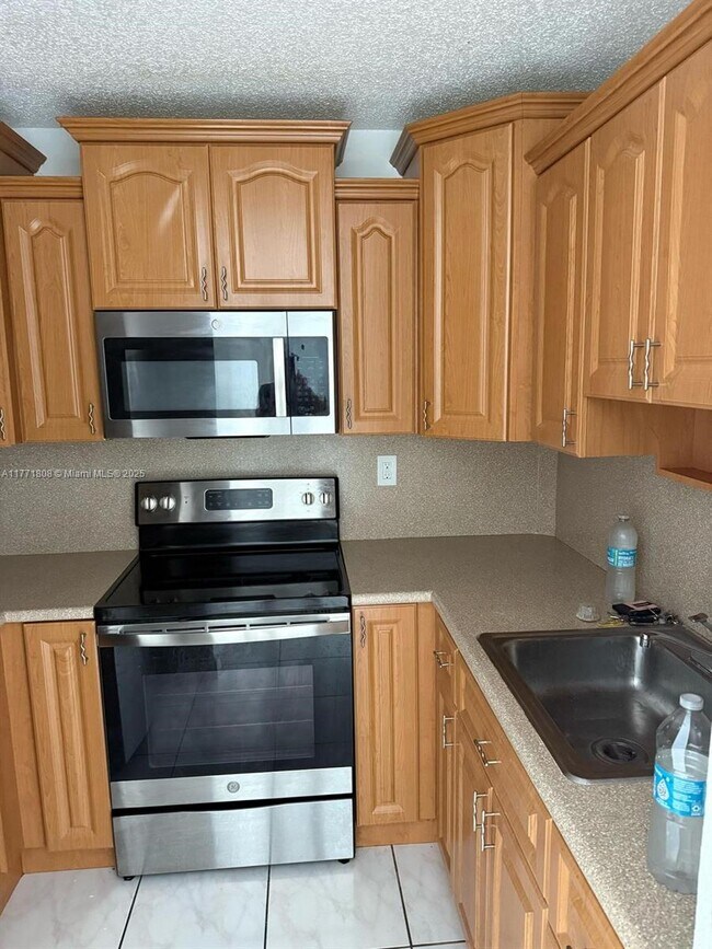 2565 W 56th St in Hialeah, FL - Building Photo - Building Photo