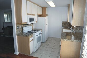 9927 Independence Ave, Unit Unit E in Chatsworth, CA - Foto de edificio - Building Photo